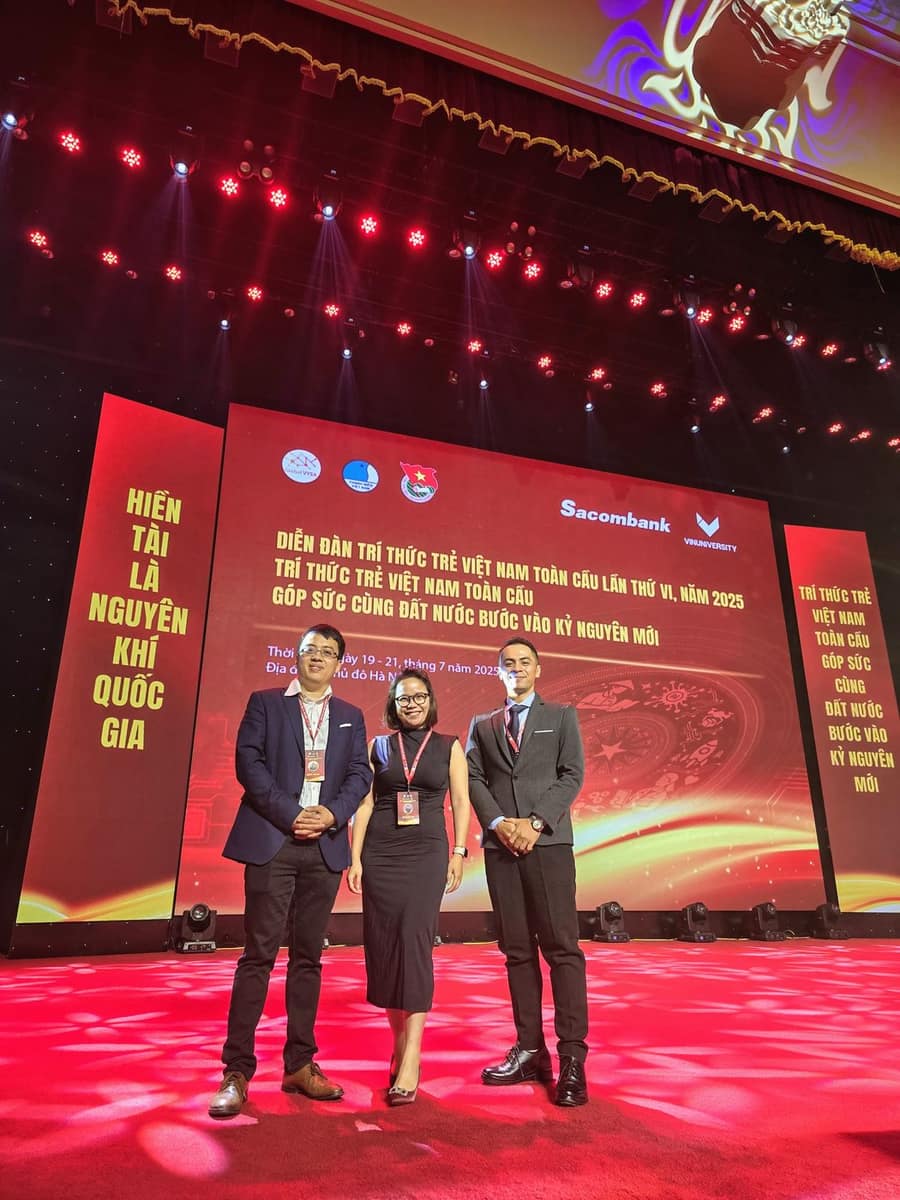 On the Forum stage under the banner "Hiền tài là nguyên khí quốc gia"